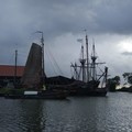 Суровые голландские моряки умеют ловко и стремительно поднять парус по-старинке, "на руках", без лебедки