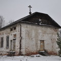Раньше тут была церковь, в советское время электроподстанция, а теперь - заброшка