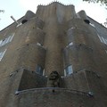 Постройки Амстердамской школы можно опознать по кирпичу, закруглённым, «органическим» формам фасадов и декоративным элементам, не несущим функционального значения