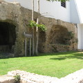 В основании церкви - скальные могилы греко-римского периода