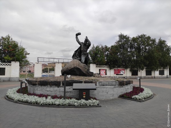 Памятник Герою Советского Союза Анатолию Бредову